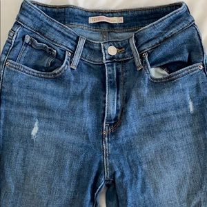 Levi’s high wasted distressed jeans
